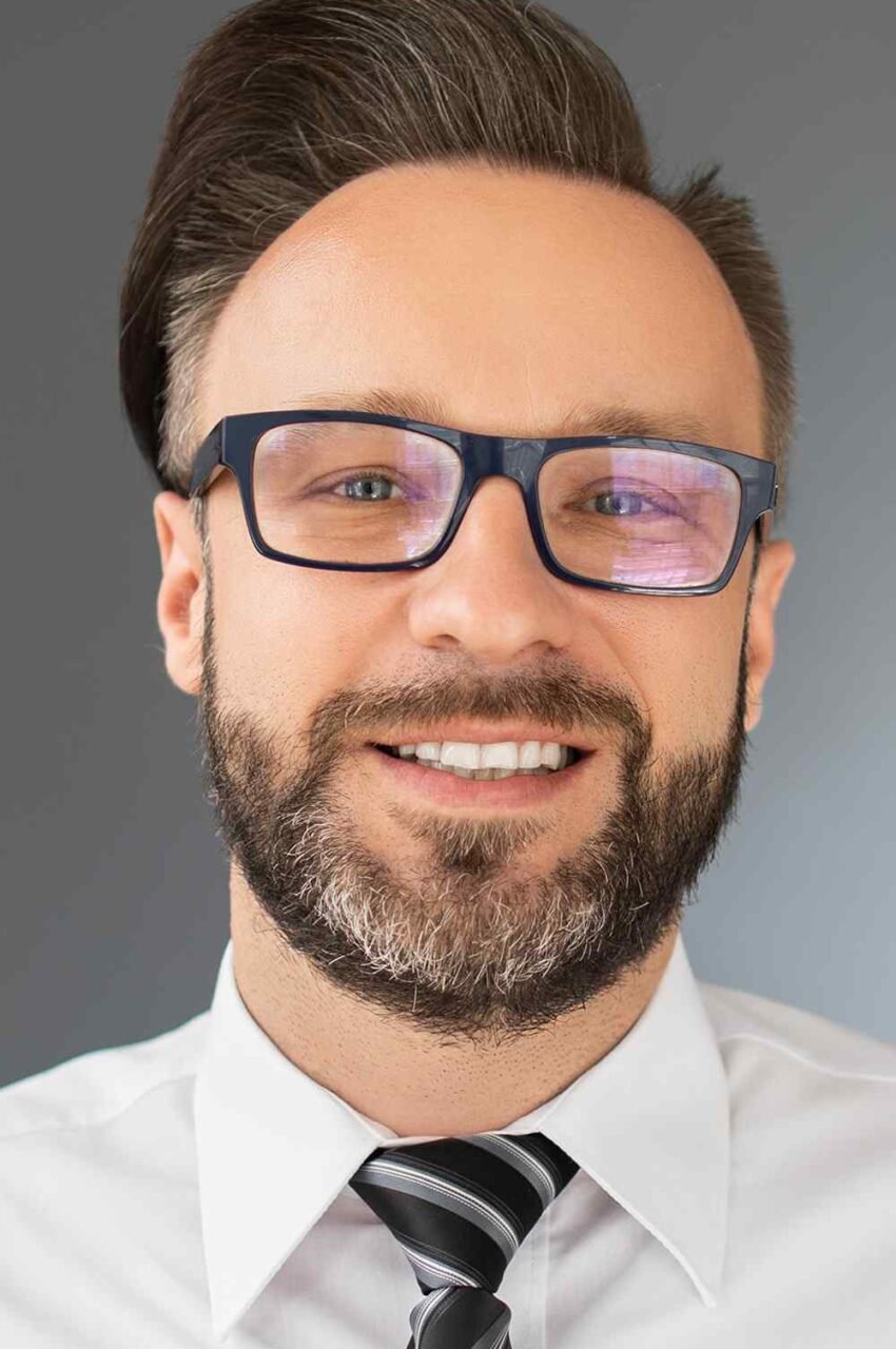 https://keeganpinto.com/wp-content/uploads/2019/02/team_02-850x1280.jpg